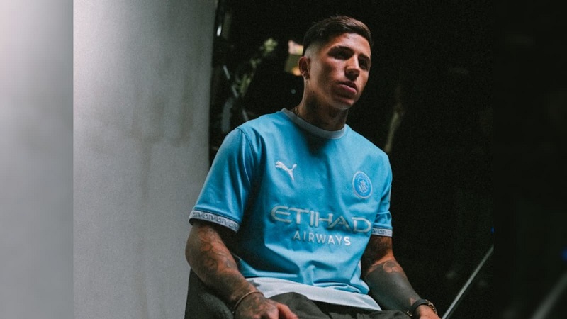 Enzo Fernández on valinnut Manchester Cityn pelipaidan numerolla 17